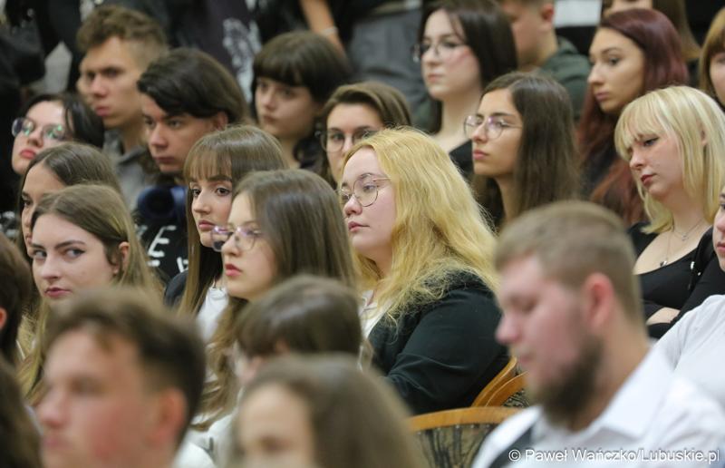 Uczestnicy uroczystej inauguracji roku akademickiego 2023/2024 na Uniwersytecie Zielonogórskim