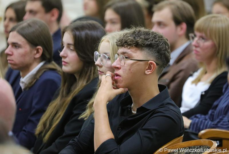 Uczestnicy uroczystej inauguracji roku akademickiego 2023/2024 na Uniwersytecie Zielonogórskim