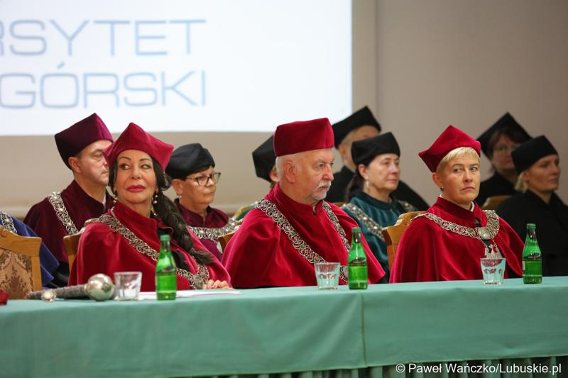 Władze zielonogórskiej uczelni podczas uroczystej inauguracji roku akademickiego 2023/2024 na Uniwersytecie Zielonogórskim