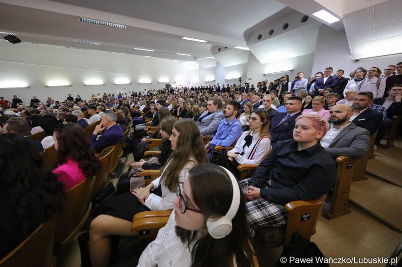 Uczestnicy uroczystej inauguracji roku akademickiego 2023/2024 na Uniwersytecie Zielonogórskim