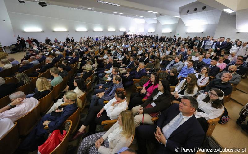 Uczestnicy uroczystej inauguracji roku akademickiego 2023/2024 na Uniwersytecie Zielonogórskim