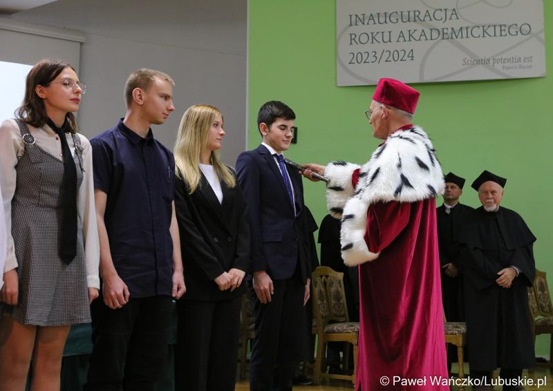 Rektor Uniwersytetu Zielonogórskiego prof. dr hab. Wojciech Strzyżewski dokonuje immatrykulacji nowych studentów na I rok studiów.