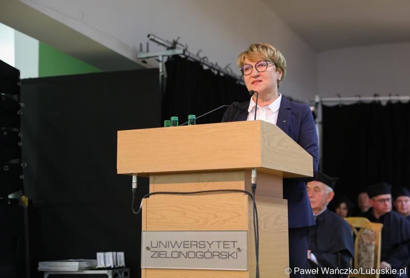 Marszałek Województwa Lubuskiego Elżbieta Anna Polak przemawia podczas uroczystej inauguracji roku akademickiego 2023/2024 na Uniwersytecie Zielonogórskim