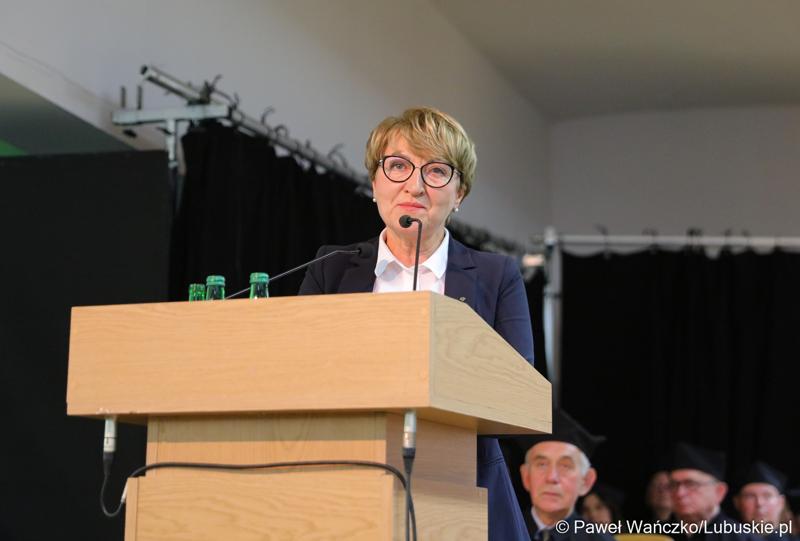 Marszałek Województwa Lubuskiego Elżbieta Anna Polak przemawia podczas uroczystej inauguracji roku akademickiego 2023/2024 na Uniwersytecie Zielonogórskim