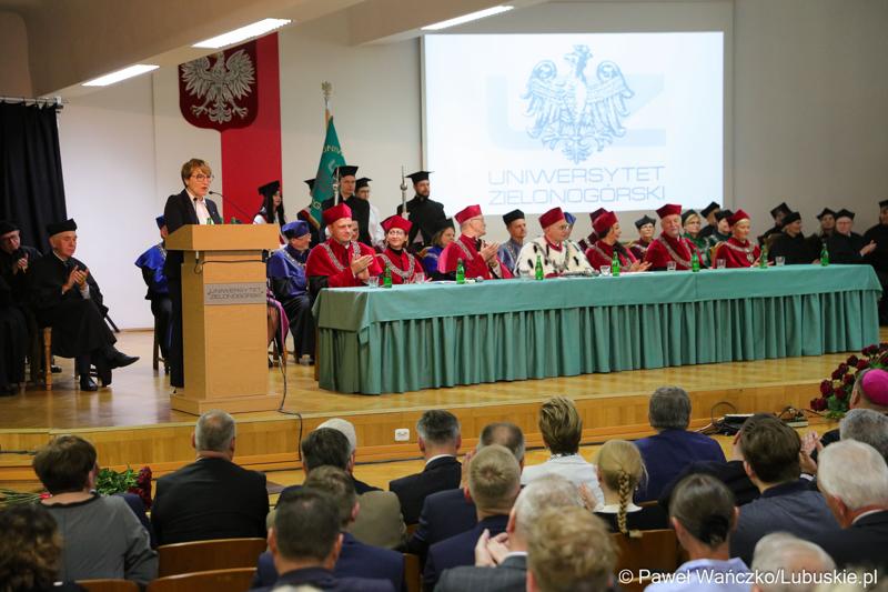 Marszałek Województwa Lubuskiego Elżbieta Anna Polak przemawia podczas uroczystej inauguracji roku akademickiego 2023/2024 na Uniwersytecie Zielonogórskim
