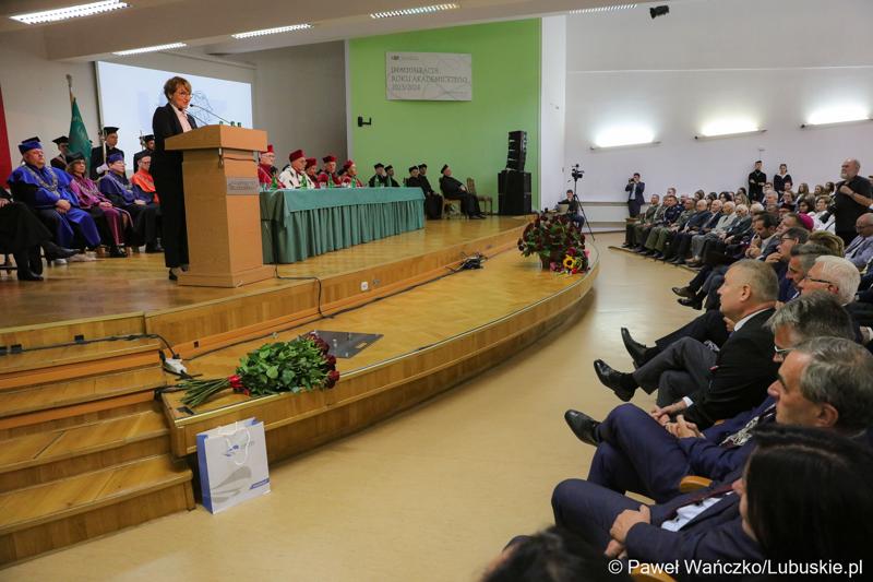 Marszałek Województwa Lubuskiego Elżbieta Anna Polak przemawia podczas uroczystej inauguracji roku akademickiego 2023/2024 na Uniwersytecie Zielonogórskim