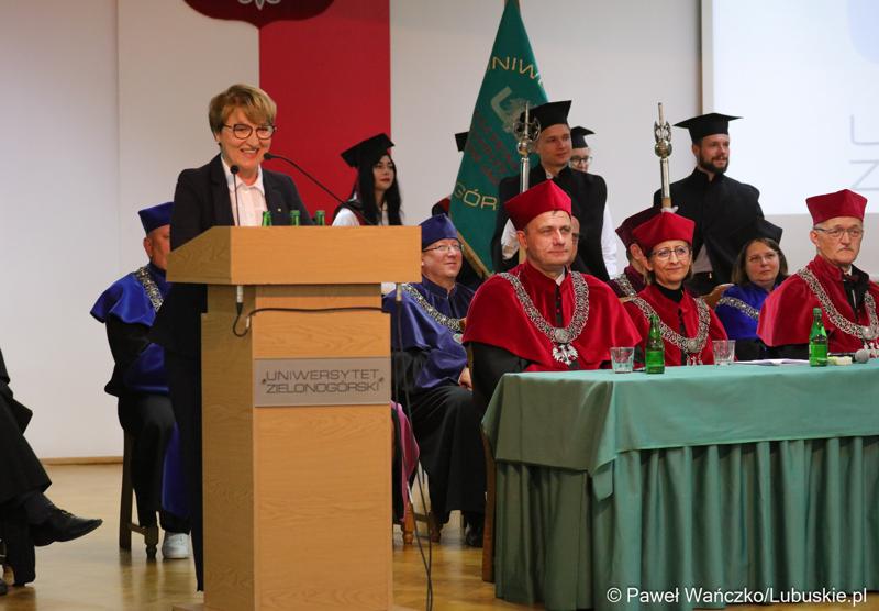 Marszałek Województwa Lubuskiego Elżbieta Anna Polak przemawia podczas uroczystej inauguracji roku akademickiego 2023/2024 na Uniwersytecie Zielonogórskim