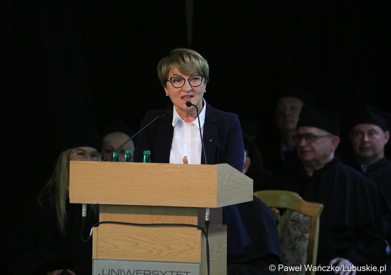 Marszałek Województwa Lubuskiego Elżbieta Anna Polak przemawia podczas uroczystej inauguracji roku akademickiego 2023/2024 na Uniwersytecie Zielonogórskim