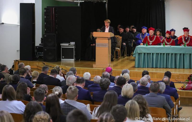 Marszałek Województwa Lubuskiego Elżbieta Anna Polak przemawia podczas uroczystej inauguracji roku akademickiego 2023/2024 na Uniwersytecie Zielonogórskim