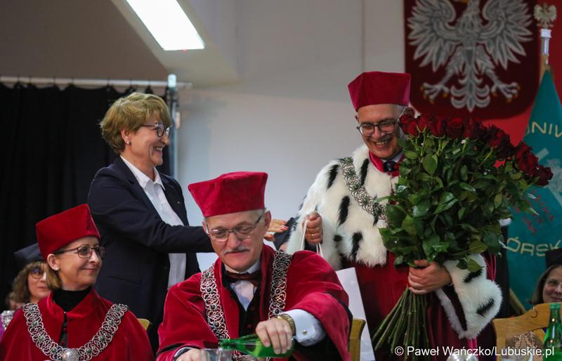 Marszałek Województwa Lubuskiego Elżbieta Anna Polak wręcza kwiaty  rektorowi UZ prof. dr. hab. Wojciechowi Strzyżewskiemu podczas uroczystej inauguracji roku akademickiego 2023/2024 na Uniwersytecie Zielonogórskim
