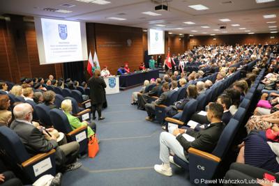 Uczestnicy inauguracji roku akademickiego 2023/2024 w auli Akademii im. Jakuba z Paradyża w Gorzowie Wlkp.