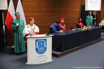 Rektor Akademii Jakuba z Paradyża w Gorzowie Wlkp. prof. dr hab. Elżbieta Skorupska-Raczyńska przemawia podczas inauguracji roku akademickiego 2023/2024.