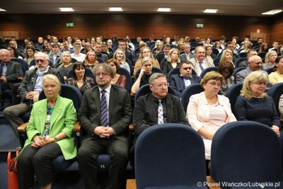 Uczestnicy inauguracji roku akademickiego 2023/2024 w auli Akademii im. Jakuba z Paradyża w Gorzowie Wlkp.