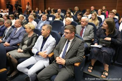 Uczestnicy inauguracji roku akademickiego 2023/2024 w auli Akademii im. Jakuba z Paradyża w Gorzowie Wlkp.