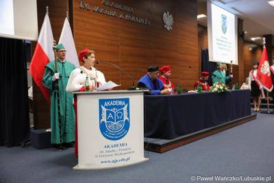 Rektor Akademii Jakuba z Paradyża w Gorzowie Wlkp. prof. dr hab. Elżbieta Skorupska-Raczyńska przemawia podczas inauguracji roku akademickiego 2023/2024.