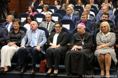 Uczestnicy inauguracji roku akademickiego 2023/2024 w auli Akademii im. Jakuba z Paradyża w Gorzowie Wlkp.