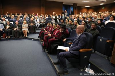 Uczestnicy inauguracji roku akademickiego 2023/2024 w auli Akademii im. Jakuba z Paradyża w Gorzowie Wlkp.