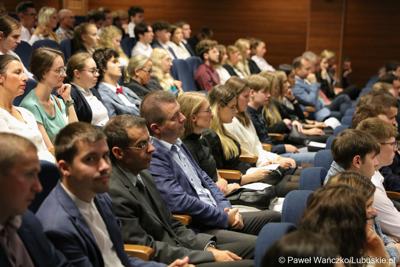 Uczestnicy inauguracji roku akademickiego 2023/2024 w auli Akademii im. Jakuba z Paradyża w Gorzowie Wlkp.