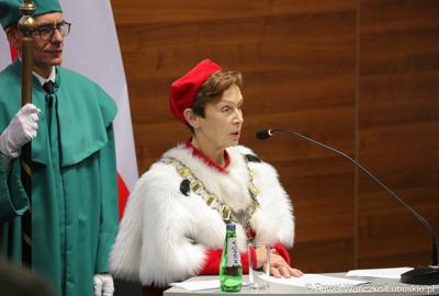 Rektor Akademii Jakuba z Paradyża w Gorzowie Wlkp. prof. dr hab. Elżbieta Skorupska-Raczyńska przemawia podczas inauguracji roku akademickiego 2023/2024.