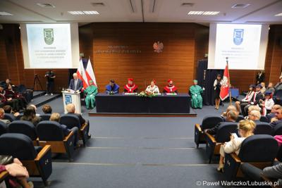 Uczestnicy inauguracji roku akademickiego 2023/2024 w auli Akademii im. Jakuba z Paradyża w Gorzowie Wlkp.