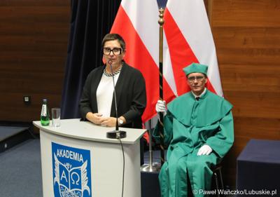 Posłanka na Sejm RP Krystyna Sibińska przemawia podczas inauguracji roku akademickiego 2023/2024 w auli Akademii im. Jakuba z Paradyża w Gorzowie Wlkp.