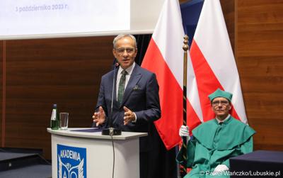 Wiceprzewodniczący Sejmiku Województwa Lubuskiego Mirisław Marcinkiewicz przemawia podczas inauguracji roku akademickiego 2023/2024 w auli Akademii im. Jakuba z Paradyża w Gorzowie Wlkp.