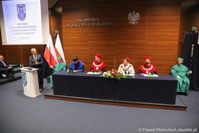 Wiceprzewodniczący Sejmiku Województwa Lubuskiego Mirisław Marcinkiewicz przemawia podczas inauguracji roku akademickiego 2023/2024 w auli Akademii im. Jakuba z Paradyża w Gorzowie Wlkp.