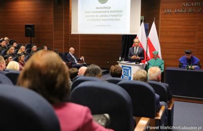 Wiceprzewodniczący Sejmiku Województwa Lubuskiego Mirisław Marcinkiewicz przemawia podczas inauguracji roku akademickiego 2023/2024 w auli Akademii im. Jakuba z Paradyża w Gorzowie Wlkp.