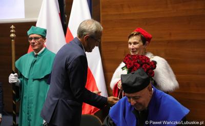 Wiceprzewodniczący Sejmiku Województwa Lubuskiego Mirisław Marcinkiewicz wręcza kwiaty Rektor Akademii Jakuba z Paradyża w Gorzowie Wlkp. prof. dr hab. Elżbieta Skorupska-Raczyńska podczas inauguracji roku akademickiego 2023/2024.