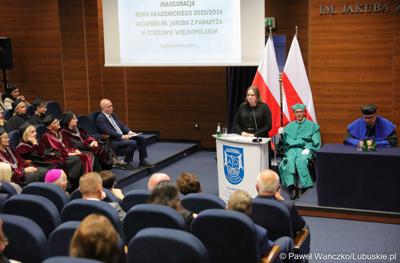Uczestnicy inauguracji roku akademickiego 2023/2024 w auli Akademii im. Jakuba z Paradyża w Gorzowie Wlkp.