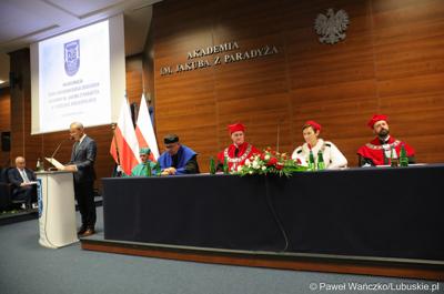 Wiceprzewodniczący Sejmiku Województwa Lubuskiego Mirisław Marcinkiewicz przemawia podczas inauguracji roku akademickiego 2023/2024 w auli Akademii im. Jakuba z Paradyża w Gorzowie Wlkp.