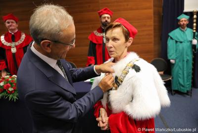 Wiceprzewodniczący Sejmiku Województwa Lubuskiego Mirisław Marcinkiewicz wręcza medal Rektor Akademii Jakuba z Paradyża w Gorzowie Wlkp. prof. dr hab. Elżbiecie Skorupskiej-Raczyńskiej podczas inauguracji roku akademickiego 2023/2024.