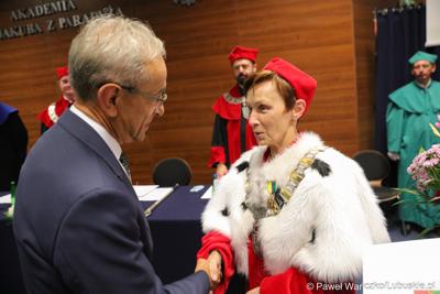 Wiceprzewodniczący Sejmiku Województwa Lubuskiego Mirisław Marcinkiewicz oraz Rektor Akademii Jakuba z Paradyża w Gorzowie Wlkp. prof. dr hab. Elżbieta Skorupska-Raczyńska podczas inauguracji roku akademickiego 2023/2024.