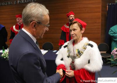 Wiceprzewodniczący Sejmiku Województwa Lubuskiego Mirisław Marcinkiewicz oraz Rektor Akademii Jakuba z Paradyża w Gorzowie Wlkp. prof. dr hab. Elżbieta Skorupska-Raczyńska podczas inauguracji roku akademickiego 2023/2024.
