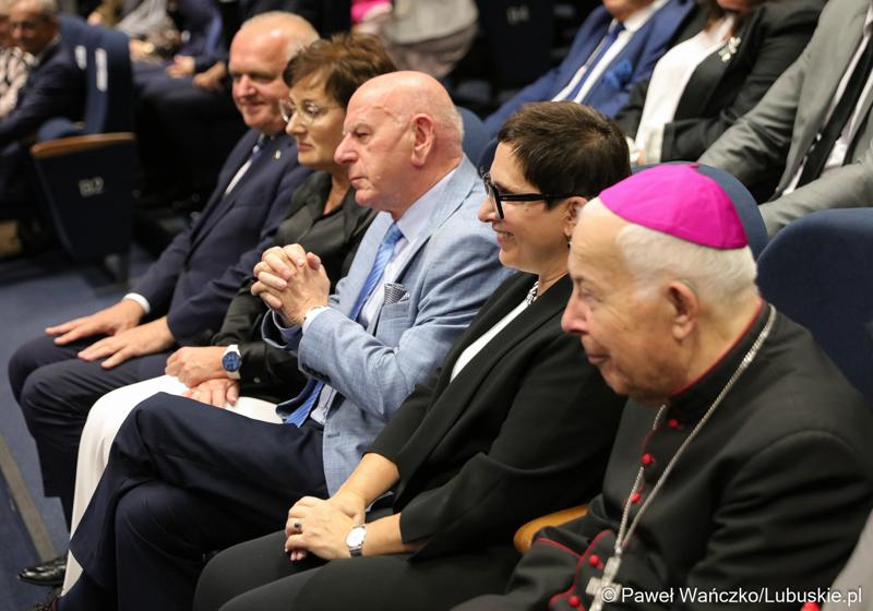 Uczestnicy inauguracji roku akademickiego 2023/2024 w auli Akademii im. Jakuba z Paradyża w Gorzowie Wlkp.