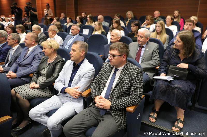 Uczestnicy inauguracji roku akademickiego 2023/2024 w auli Akademii im. Jakuba z Paradyża w Gorzowie Wlkp.
