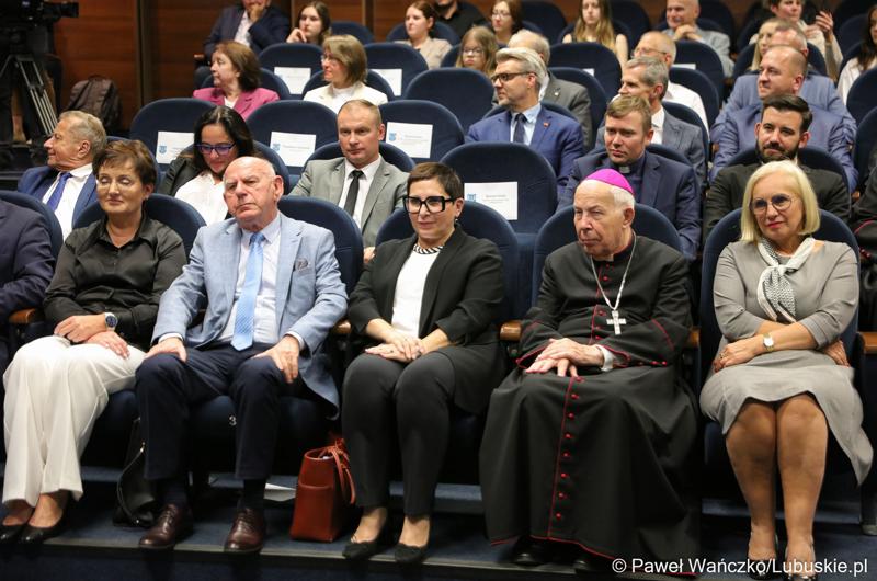 Uczestnicy inauguracji roku akademickiego 2023/2024 w auli Akademii im. Jakuba z Paradyża w Gorzowie Wlkp.
