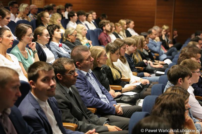 Uczestnicy inauguracji roku akademickiego 2023/2024 w auli Akademii im. Jakuba z Paradyża w Gorzowie Wlkp.