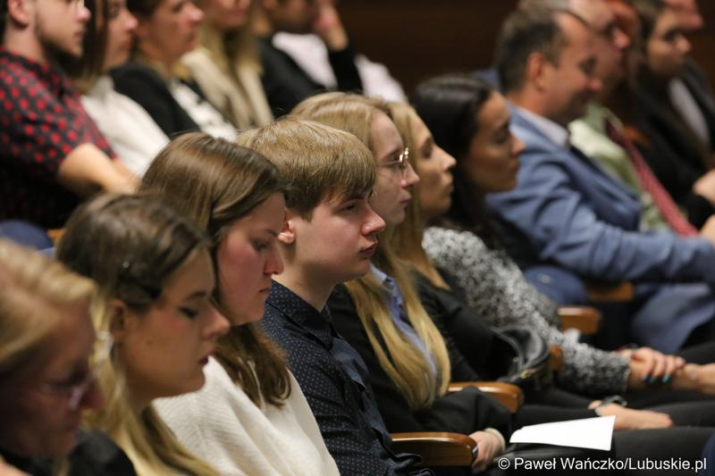 Uczestnicy inauguracji roku akademickiego 2023/2024 w auli Akademii im. Jakuba z Paradyża w Gorzowie Wlkp.