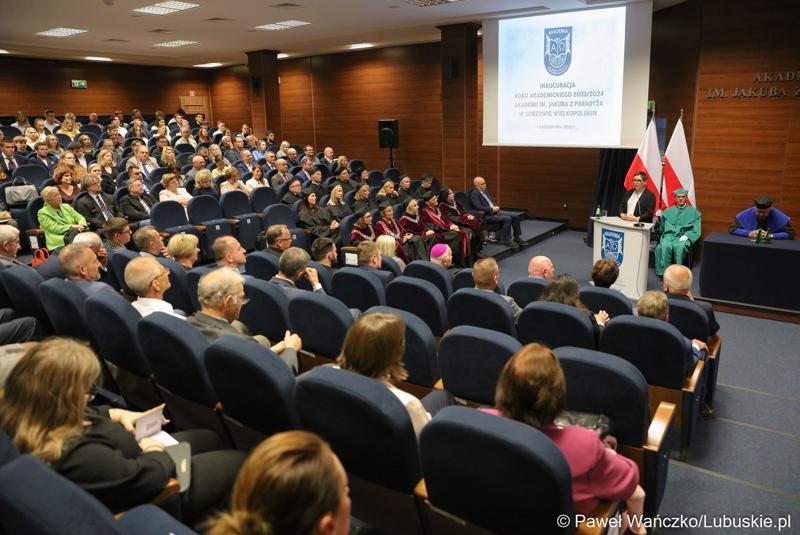 Posłanka na Sejm RP Krystyna Sibińska przemawia podczas inauguracji roku akademickiego 2023/2024 w auli Akademii im. Jakuba z Paradyża w Gorzowie Wlkp.