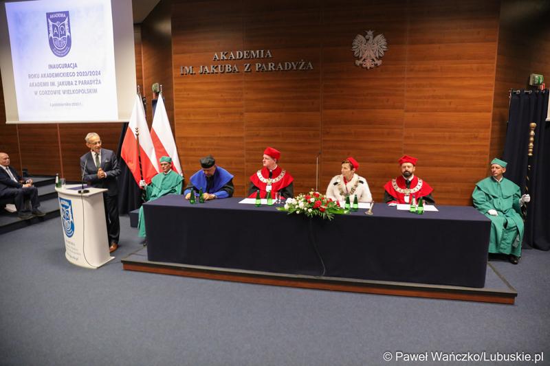 Wiceprzewodniczący Sejmiku Województwa Lubuskiego Mirisław Marcinkiewicz przemawia podczas inauguracji roku akademickiego 2023/2024 w auli Akademii im. Jakuba z Paradyża w Gorzowie Wlkp.