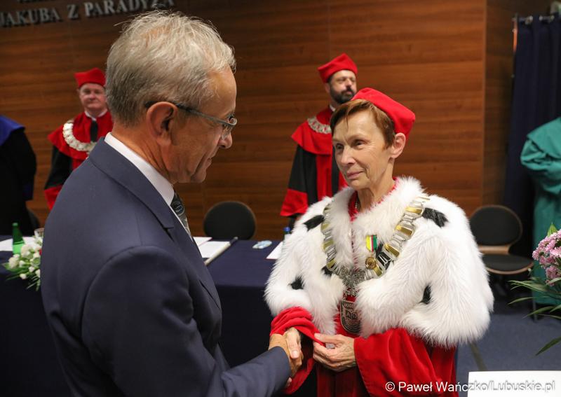 Wiceprzewodniczący Sejmiku Województwa Lubuskiego Mirisław Marcinkiewicz oraz Rektor Akademii Jakuba z Paradyża w Gorzowie Wlkp. prof. dr hab. Elżbieta Skorupska-Raczyńska podczas inauguracji roku akademickiego 2023/2024.