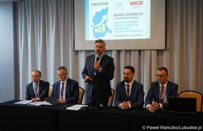 Poseł na Sejm RP Waldemar Sługocki przemawia do uczestników III Konferencji Naukowej: Znaczenie transportu w rozwoju społeczno-gospodarczym województwa lubuskiego