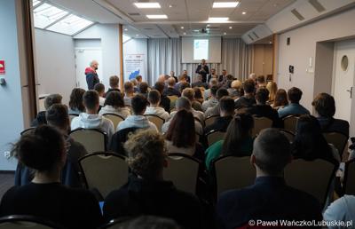 Poseł na Sejm RP Waldemar Sługocki przemawia do uczestników III Konferencji Naukowej: Znaczenie transportu w rozwoju społeczno-gospodarczym województwa lubuskiego