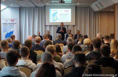 Poseł na Sejm RP Waldemar Sługocki przemawia do uczestników III Konferencji Naukowej: Znaczenie transportu w rozwoju społeczno-gospodarczym województwa lubuskiego