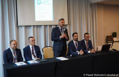 Poseł na Sejm RP Waldemar Sługocki przemawia do uczestników III Konferencji Naukowej: Znaczenie transportu w rozwoju społeczno-gospodarczym województwa lubuskiego