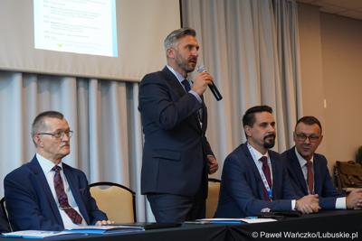 Poseł na Sejm RP Waldemar Sługocki przemawia do uczestników III Konferencji Naukowej: Znaczenie transportu w rozwoju społeczno-gospodarczym województwa lubuskiego