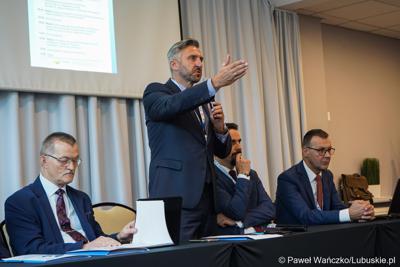 Poseł na Sejm RP Waldemar Sługocki przemawia do uczestników III Konferencji Naukowej: Znaczenie transportu w rozwoju społeczno-gospodarczym województwa lubuskiego