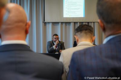 Dyr Departamentu Rozwoju i Innowacji UMWL Jarosław Flakowski przemawia do uczestników III Konferencji Naukowej: Znaczenie transportu w rozwoju społeczno-gospodarczym województwa lubuskiego