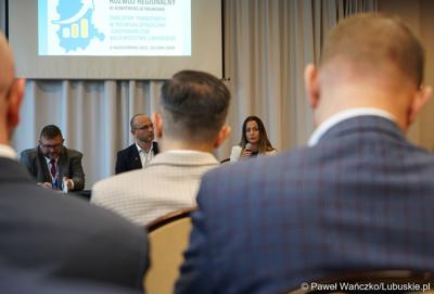 Dyr Departamentu Instytucji Zarządzającej UMWL Sylwia Pędzińska przemawia do uczestników III Konferencji Naukowej: Znaczenie transportu w rozwoju społeczno-gospodarczym województwa lubuskiego